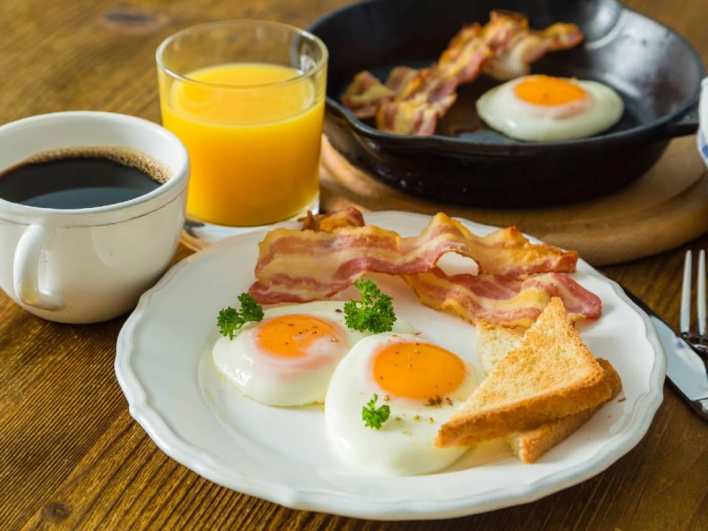 早餐喝咖啡超NG，鐵質吸收少6成！為何搭配飯糰、麵包最糟糕？咖啡該怎麼喝，營養師告訴你